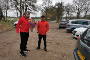 PvdA Assen brengt bloemen langs sportverenigingen